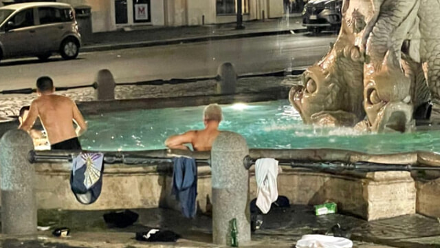 Bagno notturno nella fontana del Tritone, multati tre turisti