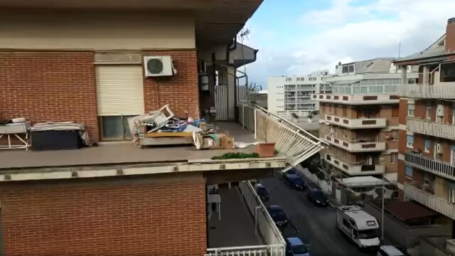 Crolla una ringhiera e nelle “case di sabbia" di Ostia ora è vietato affacciarsi dai balconi
