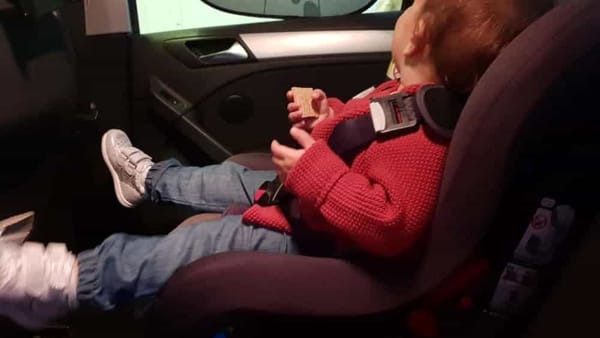 Bambini in auto: cosa dice il codice della strada